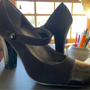 Tahari Black Mary Jane Heels 6.5 US